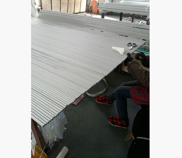 保證內(nèi)孔干凈，逐支打海綿